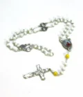 Chapelet de Dévotion du Pape Léon XIV - Perles Blanches et Jaunes, Croix Émaillée et Boîte Souvenir