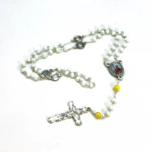 Chapelet de Dévotion du Pape Léon XIV - Perles Blanches et Jaunes, Croix Émaillée et Boîte Souvenir