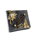 Plaque funéraire rose et Notre-Dame de Lourdes en granit gris et bronze – 12,5 x 10,5 cm