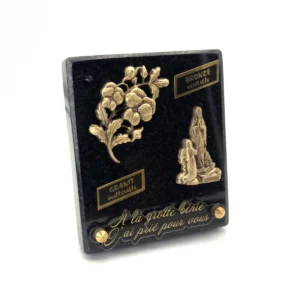 Plaque funéraire Notre-Dame de Lourdes et fleurs en granit noir et bronze