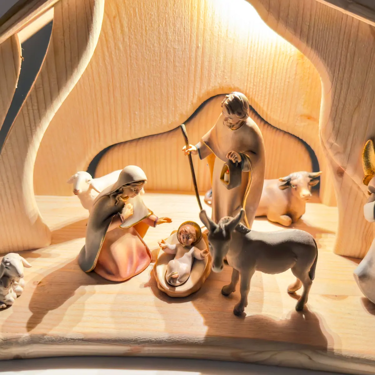 Grande Crèche de Noël en bois - 9 sujets peints - Eclairage LED – Image 2