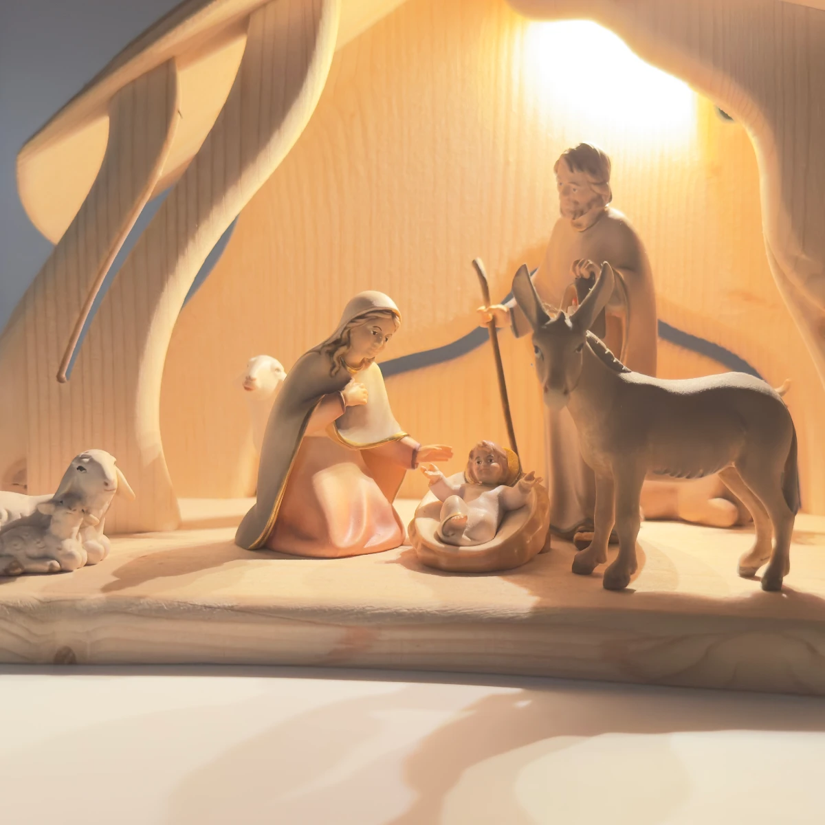 Grande Crèche de Noël en bois - 9 sujets peints - Eclairage LED – Image 3