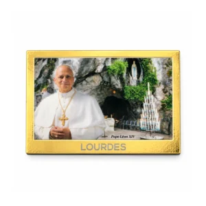 Magnet doré souvenir « Pape Léon XIV à la Grotte de Lourdes » – Visite historique 2026