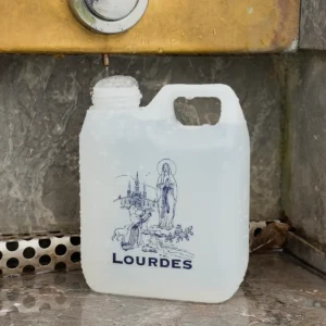 Bidon Lourdes d’un litre en cours de remplissage sous une fontaine du Sanctuaire