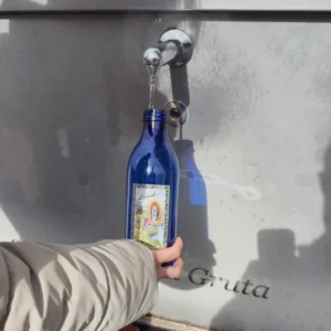 Remplissage à la source d'une Bouteille bleue d'eau de Lourdes 1l