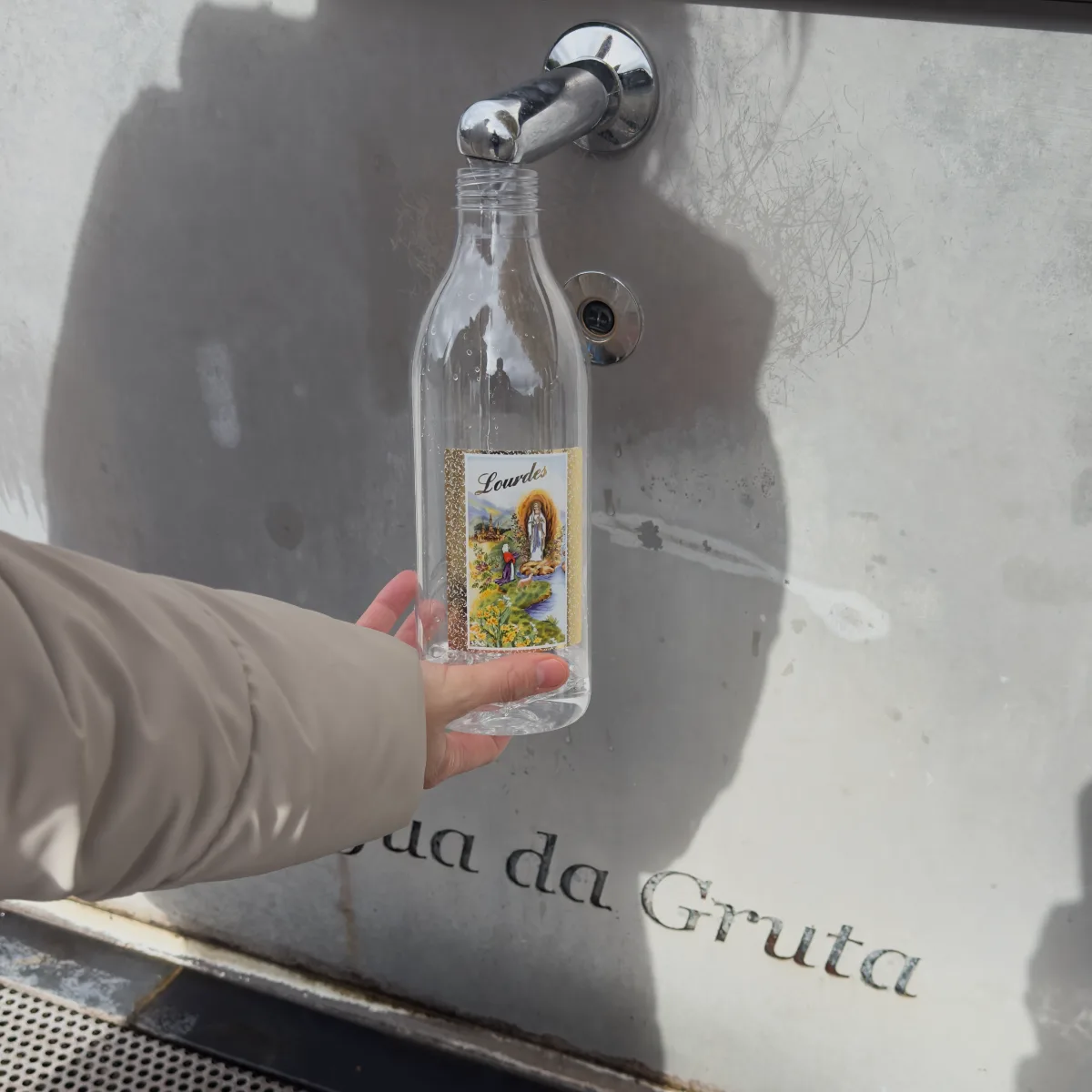 Remplissage à la source d'une Bouteille d'eau de Lourdes 1l