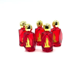 Lot de fioles en verre rouge décorées de la Vierge de Lourdes, avec bouchons dorés
