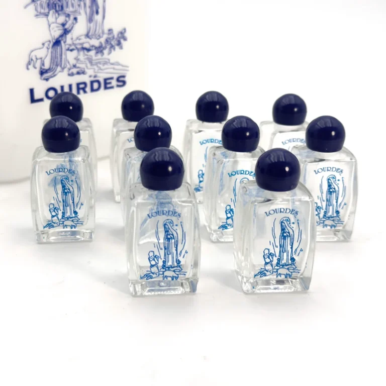 Lot de fioles en verre décorées de la Vierge de Lourdes, avec bouchons bleu nuit